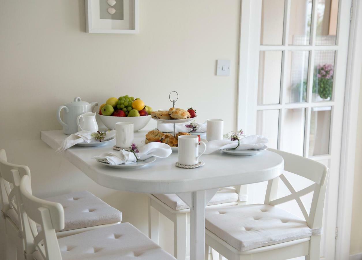 Albany Apartment Уитби Екстериор снимка