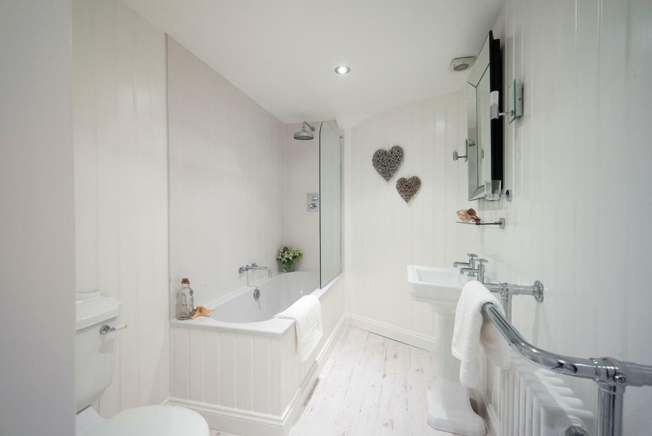 Albany Apartment Уитби Екстериор снимка